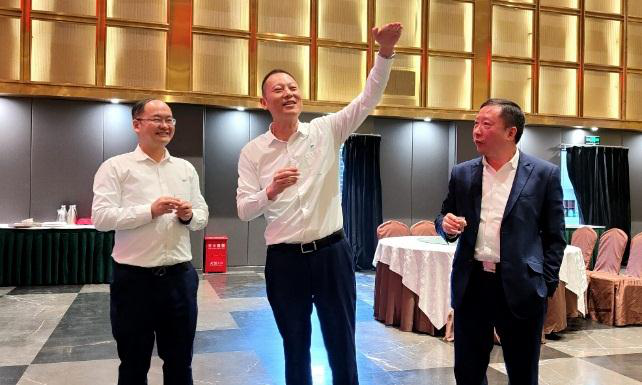 禮贊勞動者——天馬玻璃隆重舉行2021 年勞動競賽、專利獲得者表彰大會(圖1)